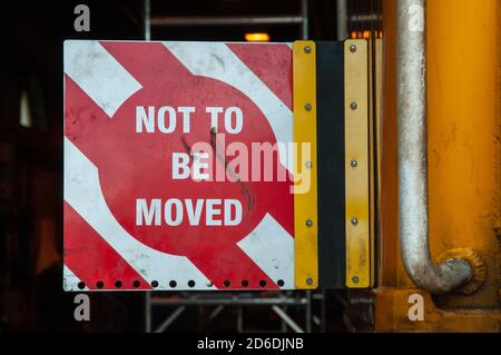 Signe « ne pas déplacer ». Détail d'une locomotive de classe 66 de chemin de fer GB. Banque D'Images