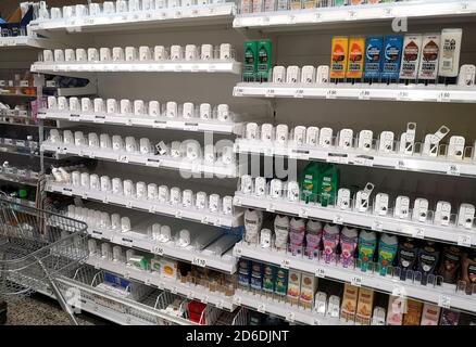 Des étagères vides à Asda Hyson Green, à Nottingham, tandis que les gens réagissent à l'épidémie de coronavirus. Banque D'Images