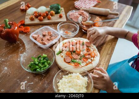 Photo des enfants cuisant des aliments italiens à la maison Banque D'Images
