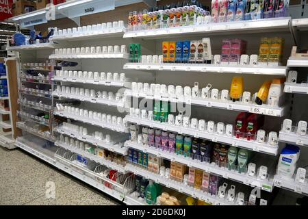 Des étagères vides à Asda Hyson Green, à Nottingham, tandis que les gens réagissent à l'épidémie de coronavirus. Banque D'Images