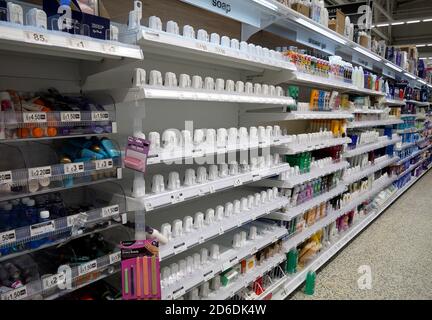 Des étagères vides à Asda Hyson Green, à Nottingham, tandis que les gens réagissent à l'épidémie de coronavirus. Banque D'Images