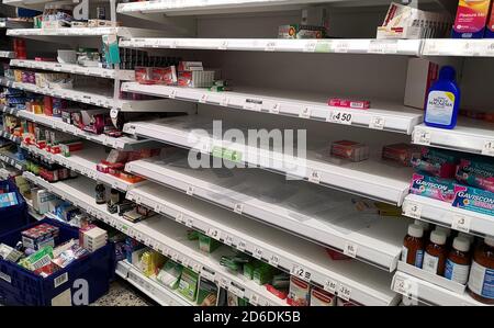 Vider les tablettes de médicaments à Asda Hyson Green à Nottingham, alors que les gens réagissent à l'épidémie de coronavirus. Banque D'Images