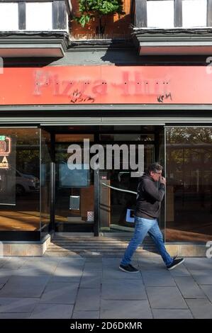 Global Pandemic ferme une partie de la chaîne de restaurants... UN homme passe devant un restaurant Pizza Hut fermé à Salisbury. Wilts Royaume-Uni. Octobre 2020. Banque D'Images