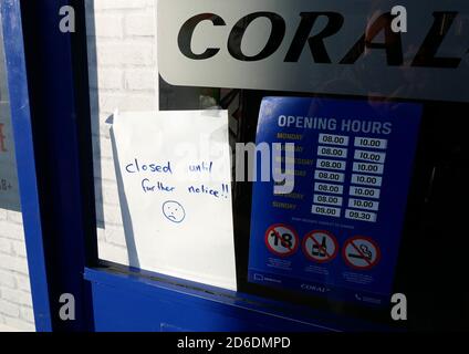 Un panneau fermé sur un magasin de Paris Coral après que le premier ministre Boris Johnson ait commandé des pubs, des restaurants, des centres de loisirs et des salles de sport à travers le pays à cl Banque D'Images