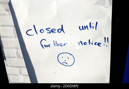 Un panneau fermé sur un magasin de Paris Coral après que le premier ministre Boris Johnson ait commandé des pubs, des restaurants, des centres de loisirs et des salles de sport à travers le pays à cl Banque D'Images