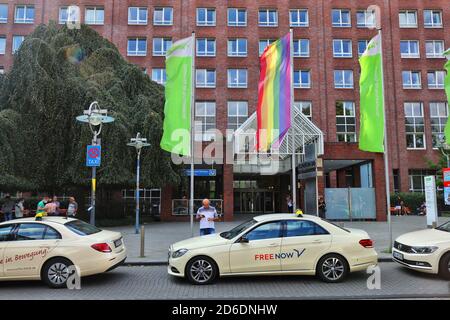 DORTMUND, ALLEMAGNE - 16 SEPTEMBRE 2020 : taxis stationnés devant l'hôpital de Klinikum Dortmund en Allemagne. C'est un hôpital général municipal pour Dor Banque D'Images