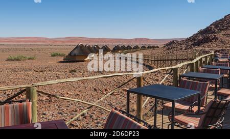 Une excursion en jeep à travers la Namibie, la faune, le pays et les gens. Vue depuis la terrasse d'un pavillon sur le désert près de Sossusvlei Banque D'Images