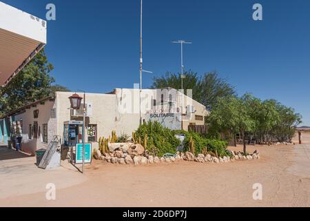 Une excursion en jeep à travers la Namibie, la faune, le pays et les gens. Bienvenue à Solitaire, ville désertique avec station-service et boulangerie Banque D'Images