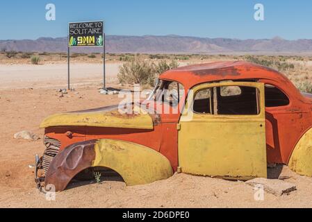 Une excursion en jeep à travers la Namibie, la faune, le pays et les gens. Épave de voiture à Solitaire. Banque D'Images