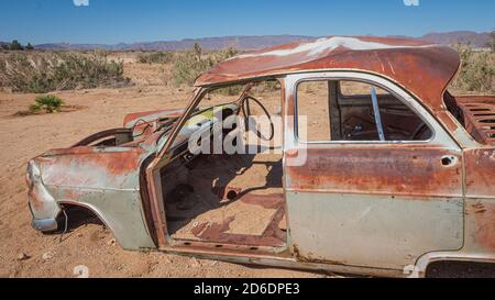 Une excursion en jeep à travers la Namibie, la faune, le pays et les gens. Épave de voiture à Solitaire. Banque D'Images