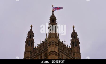 Vue de l'Union britannique Jack, le drapeau national du Royaume-Uni, agitant dans le vent puissant sur le sommet de la tour Victoria, le Palais de Westminster. Banque D'Images