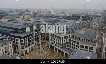 Londres, Royaume-Uni - 11/23/2018: Vue aérienne de la place Paternoster et des environs par une journée brumeuse en automne. Banque D'Images