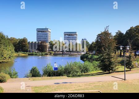 Marl City, Allemagne. Lac City-See en parc, avec bâtiment de l'hôtel de ville (Rathaus) en arrière-plan. Banque D'Images