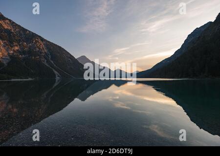 Coucher de soleil sur le lac Heiterwang en Autriche Banque D'Images