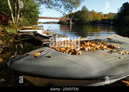Motala, Suède 20201015 couleurs d'automne le long de Motala ström jeudi. Motala ström est le système fluvial qui draine le lac Vättern, le deuxième plus grand lac de Suède, dans la mer Baltique à Norrköping. Il est nommé de la ville de Motala où il commence. Au début du XIXe siècle, le canal de Göta a été construit parallèlement à Motala ström. Photo Jeppe Gustafsson Banque D'Images