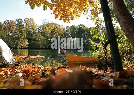 Motala, Suède 20201015 couleurs d'automne le long de Motala ström jeudi. Motala ström est le système fluvial qui draine le lac Vättern, le deuxième plus grand lac de Suède, dans la mer Baltique à Norrköping. Il est nommé de la ville de Motala où il commence. Au début du XIXe siècle, le canal de Göta a été construit parallèlement à Motala ström. Photo Jeppe Gustafsson Banque D'Images
