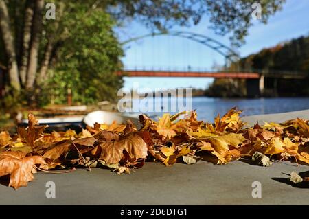 Motala, Suède 20201015 couleurs d'automne le long de Motala ström jeudi. Motala ström est le système fluvial qui draine le lac Vättern, le deuxième plus grand lac de Suède, dans la mer Baltique à Norrköping. Il est nommé de la ville de Motala où il commence. Au début du XIXe siècle, le canal de Göta a été construit parallèlement à Motala ström. Photo Jeppe Gustafsson Banque D'Images