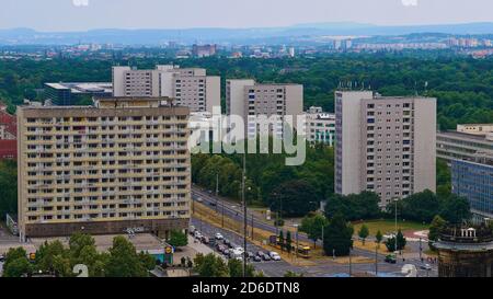 Dresde, Allemagne - 06/16/2018: Vue aérienne des bâtiments préfabriqués près du centre de Dresde, y compris le populaire bâtiment de grande hauteur de la place Pirnaischer Platz. Banque D'Images