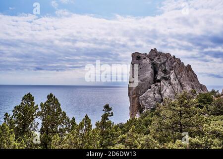 Paysage côtier. Rock Swan aile, la côte de mer noire près de Yalta, ville de Simeiz, Crimée. Banque D'Images