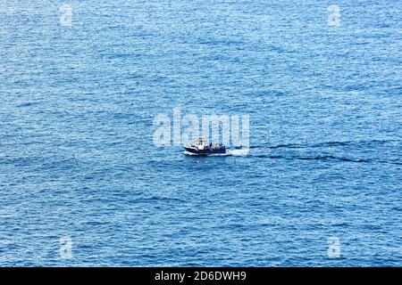 Bateau de pêche accompagné d'un troupeau d'oiseaux, Whiterock, Irlande Banque D'Images