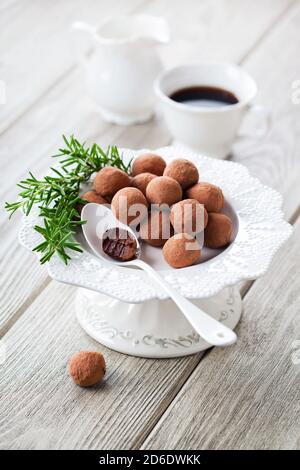 Truffes de bonbons au chocolat faites maison dans un plat en céramique sur la table, foyer sélectif Banque D'Images