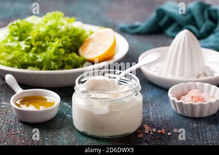 Sauce mayonnaise maison dans un pot en verre, mise au point sélective Banque D'Images