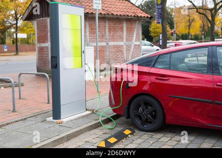 E-car à une station de charge Banque D'Images