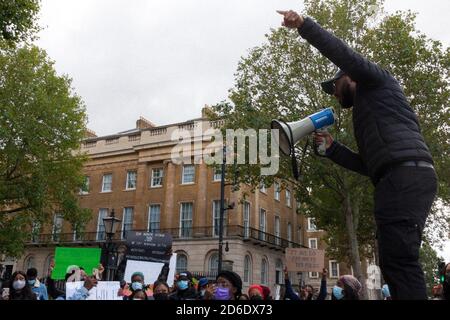 MANIFESTATION END SRAS (SPECIAL ANTI-CAMBRIOLAGE SQUAD) EN FACE DE DOWNING STREET, WESTMINSTER, LONDRES, ROYAUME-UNI - 15 OCTOBRE 2020 Banque D'Images