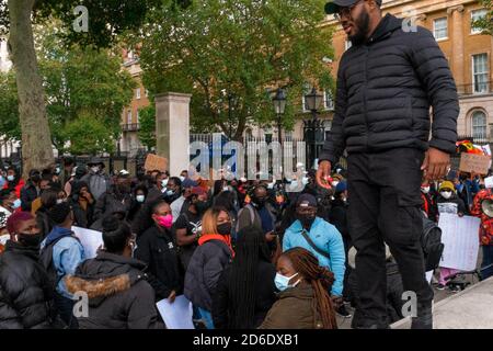 MANIFESTATION END SRAS (SPECIAL ANTI-CAMBRIOLAGE SQUAD) EN FACE DE DOWNING STREET, WESTMINSTER, LONDRES, ROYAUME-UNI - 15 OCTOBRE 2020 Banque D'Images