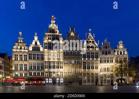 Belgique, Anvers, Grote Markt, maisons à pignons, dans la soirée Banque D'Images