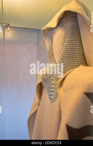 Hauberk, costume historique du guerrier médiéval dans le musée Dracula. Banque D'Images
