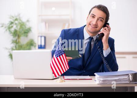 Jeune homme vérifiant le passeport à l'ambassade des États-Unis Banque D'Images