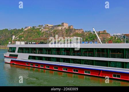 Navires à passagers sur Konrad-Adenauer-Ufer, Rhin et forteresse d'Ehrenbreitstein, Koblenz, Rhénanie-Palatinat, Allemagne Banque D'Images