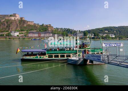 Navires à passagers sur Konrad-Adenauer-Ufer, Rhin et forteresse d'Ehrenbreitstein, Koblenz, Rhénanie-Palatinat, Allemagne Banque D'Images