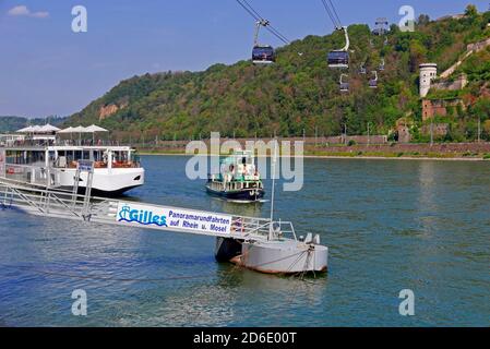 Navires à passagers sur Konrad-Adenauer-Ufer, Rhin et forteresse d'Ehrenbreitstein, Koblenz, Rhénanie-Palatinat, Allemagne Banque D'Images