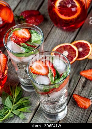 Cocktails à la fraise et à la menthe fraîchement préparés sur une table en bois Banque D'Images