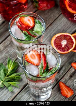 Cocktails à la fraise et à la menthe fraîchement préparés sur une table en bois Banque D'Images