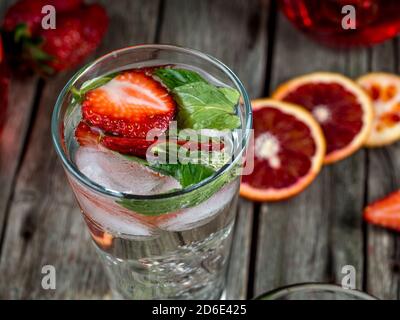 Cocktails à la fraise et à la menthe fraîchement préparés sur une table en bois Banque D'Images