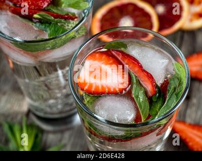 Cocktails à la fraise et à la menthe fraîchement préparés sur une table en bois Banque D'Images