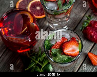 Cocktails à la fraise et à la menthe fraîchement préparés sur une table en bois Banque D'Images