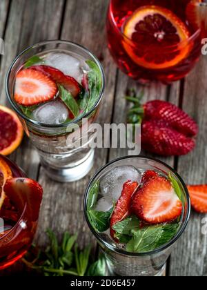 Cocktails à la fraise et à la menthe fraîchement préparés sur une table en bois Banque D'Images