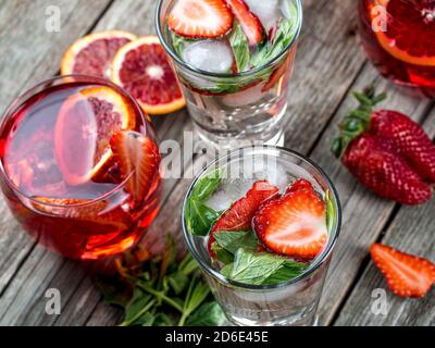 Cocktails à la fraise et à la menthe fraîchement préparés sur une table en bois Banque D'Images