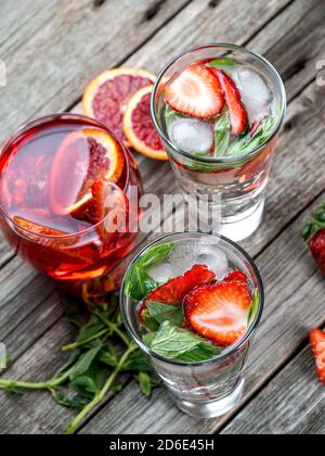 Cocktails à la fraise et à la menthe fraîchement préparés sur une table en bois Banque D'Images