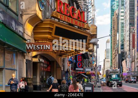 Fermé Regal Cinemas à Times Square à New York en raison de la pandémie COVID-19 le vendredi 9 octobre 2020. (© Richard B. Levine) Banque D'Images