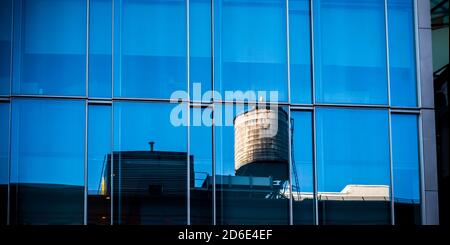 Reflet d'un réservoir d'eau omniprésent sur le toit d'un bâtiment dans le district de Meatpacking à New York le jeudi 8 octobre 2020. (© Richard B. Levine) Banque D'Images