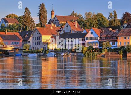 Quartier en face de Brugg sur les rives du Rhin au soleil du soir, Stein am Rhein, vallée du Rhin, canton de Schaffhausen, Suisse Banque D'Images