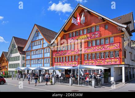 Hôtel traditionnel Säntis avec peinture typique sur Landsgemeindeplatz dans le centre, Appenzell, Appenzeller Land, canton d'Appenzell-Innerrhoden, Suisse Banque D'Images