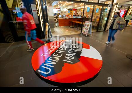 La salle de restauration et le centre commercial Turnstyle, situés dans un couloir de métro autrefois désutilisé de la station Columbus Circle de New York, rouvre après avoir été fermés pendant 6 mois en raison de la pandémie, le mercredi 14 octobre 2020. L'espace de 30,000 mètres carrés compte 39 boutiques et kiosques, à la fois des détaillants et des vendeurs d'aliments, avec la plupart des entreprises locales de la mère et de la pop. (© Richard B. Levine) Banque D'Images