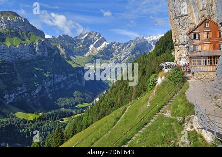 Berggasthaus aescher-Wildkirchli dans l'Alpsteingebirge au-dessus du Seealpsee, Wasserauen, Alpes d'Appenzell, pays d'Appenzeller, canton d'Appenzell-Innerrhoden, Suisse Banque D'Images