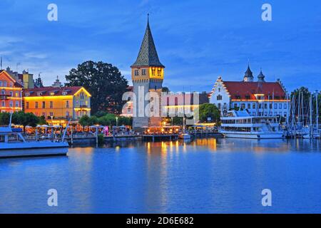 Mangturm sur la promenade du port dans la soirée, Lindau, Lac de Constance, Swabia, Bavière, Allemagne Banque D'Images